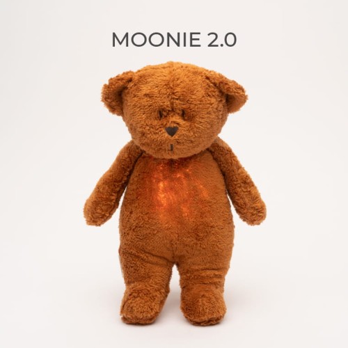 MOONIE 2.0 Επαναφορτιζόμενο βοήθημα ύπνου με ηχογράφηση & αισθητήρα κλάματος Οργανικό βαμβάκι Caramel