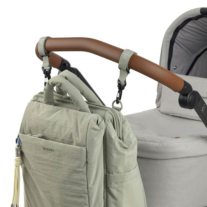 Το σακίδιο πλάτης Minoa ξεχωρίζει για τον μοντέρνο σχεδιασμό και τον αποθηκευτικό του χώρο. Με το κατάλληλο σετ αλλαξιέρας και θήκη για laptop, αποτελεί την ιδανική επιλογή για την επαγγελματική και οικογενειακή καθημερινότητα.